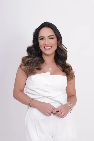 Dra. Débora Lobato, especialista em implantes dentários da INOVA, em Contagem