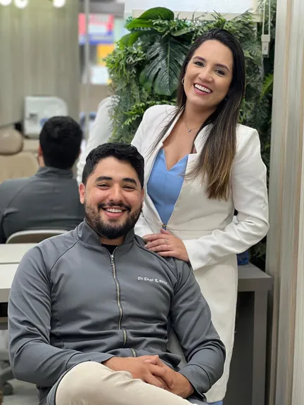 Os dentistas da INOVA lado a lado na recepção da clínica
