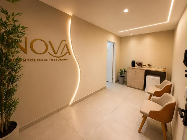 Recepção da INOVA no Eldorado, em Contagem, com poltronas e o cantinho do café ao fundo
