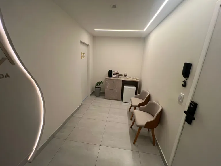 Poltronas e frigobar da sala de espera da clínica INOVA no Eldorado